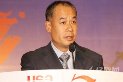 李宁在讲话.jpg 亏了10亿后,这个被认为是李宁公司救星的男人离开了