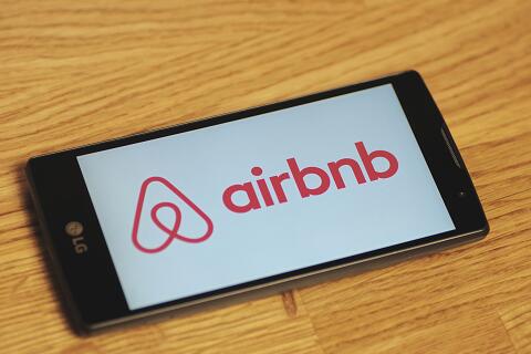 收购13家公司的Airbnb和短租业，2017年怎么走？